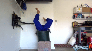 www.4tomiko.com - MARTIAL ARTIST STUCK IN CAN thumbnail